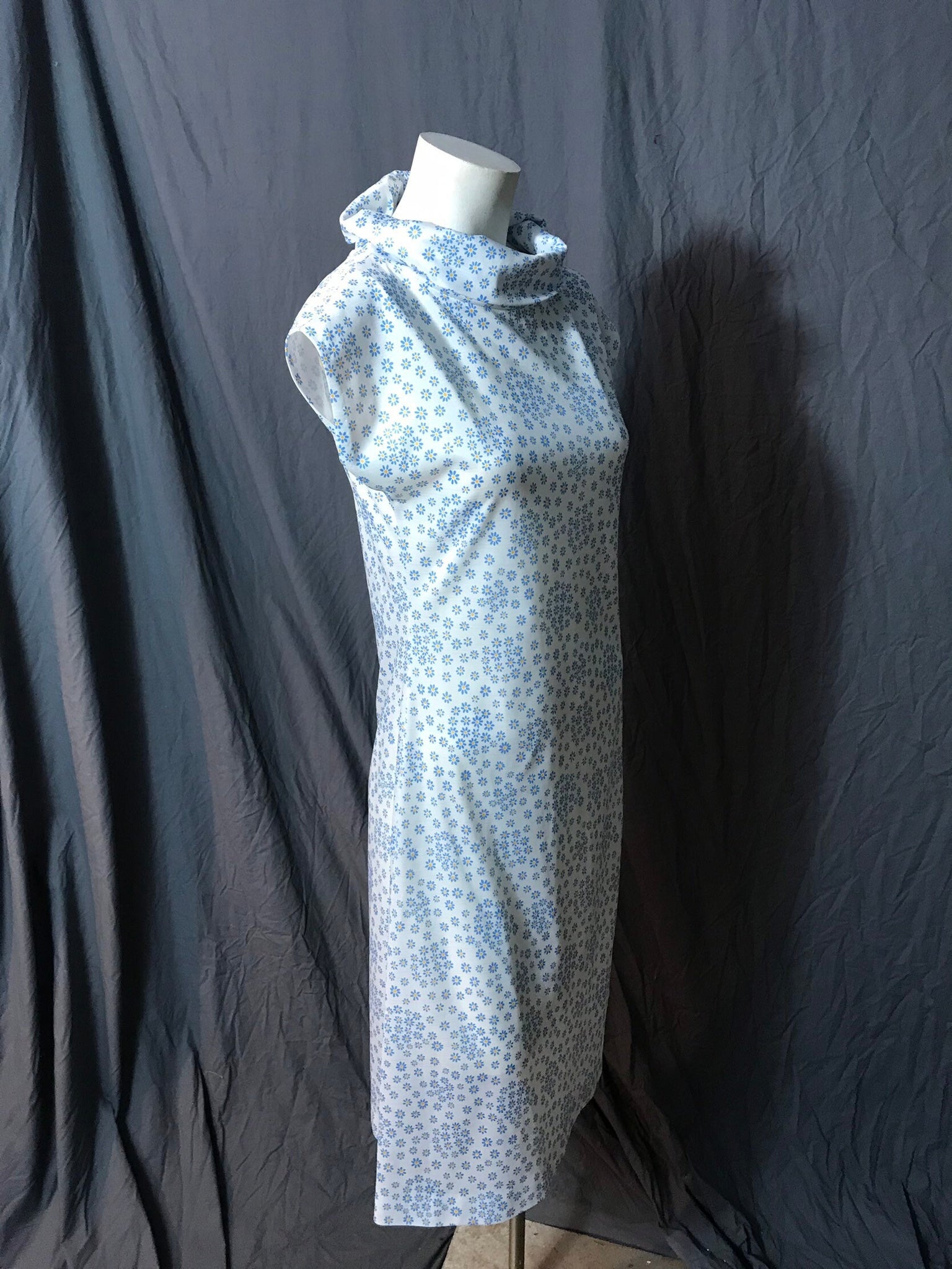 Vintage 1970’s blue flower fitted dress M