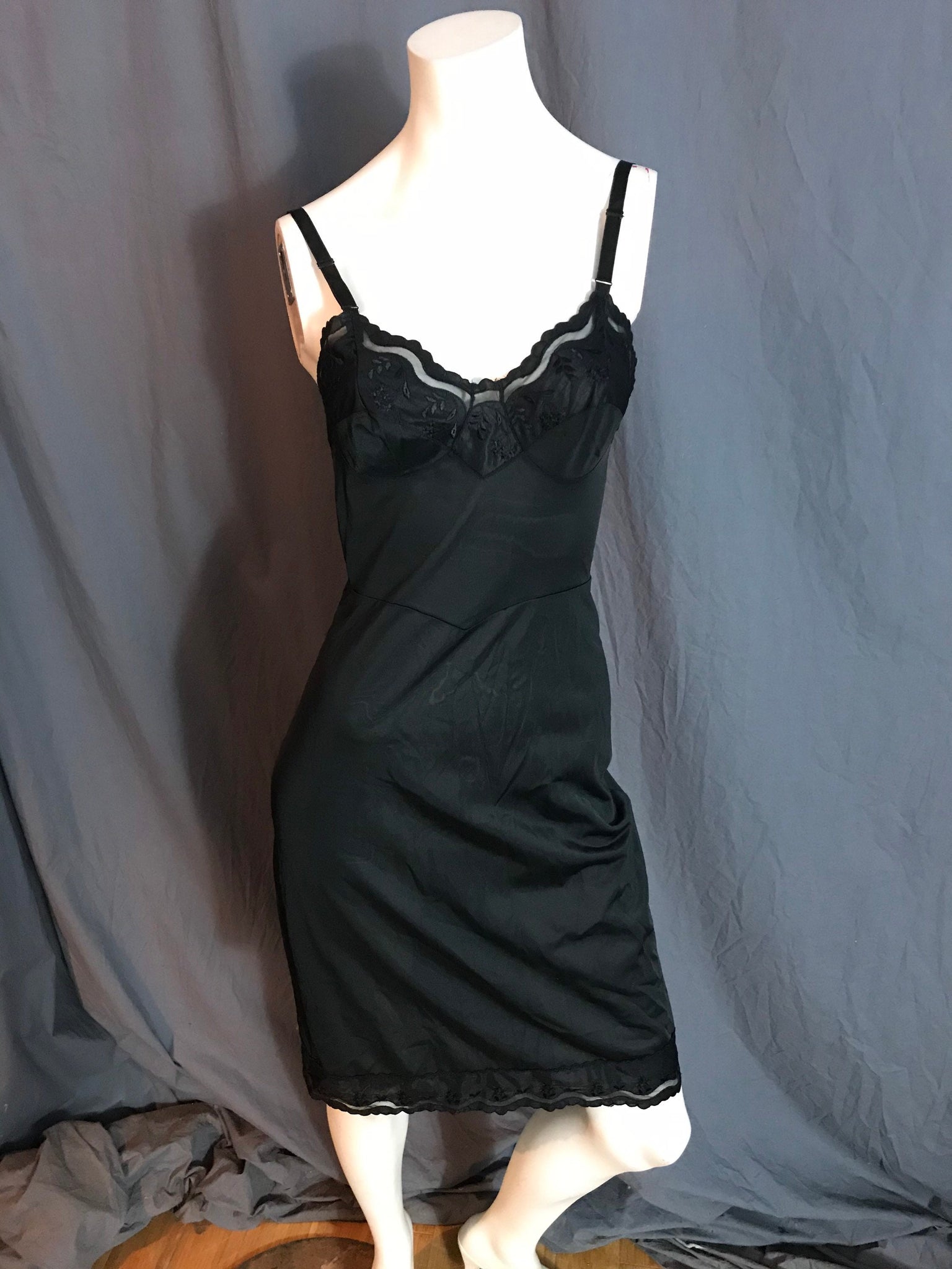 Vintage Warner’s Compli-fit, black slip 32 AVG