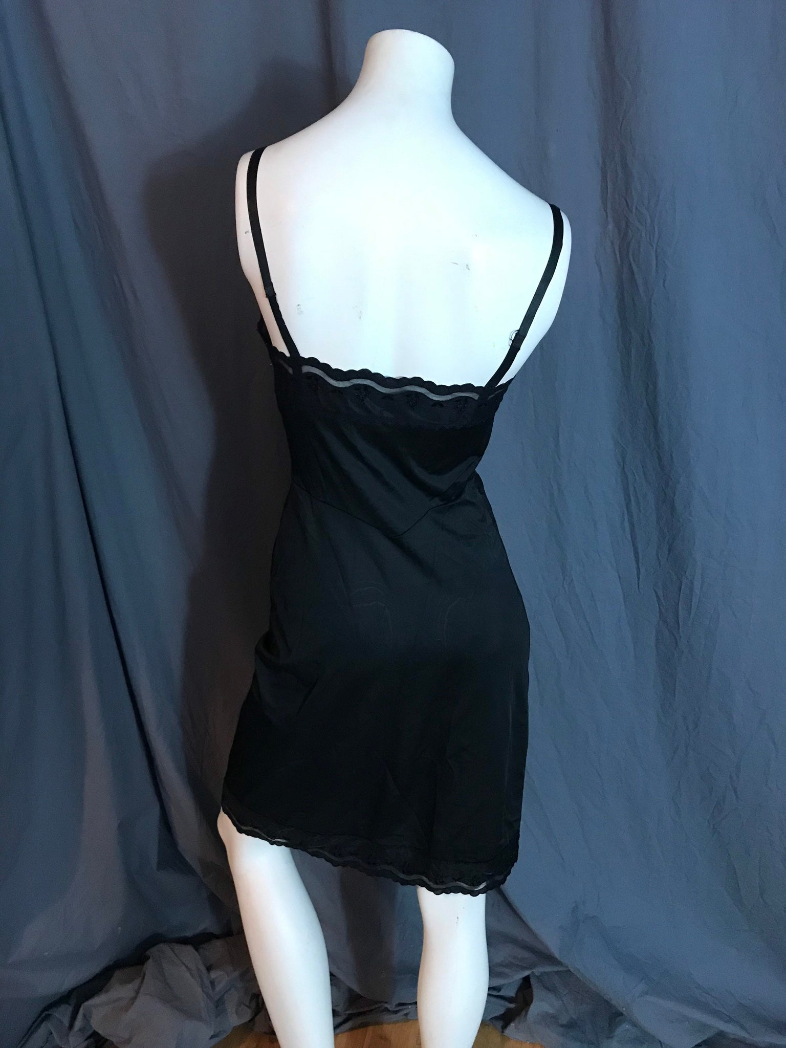 Vintage Warner’s Compli-fit, black slip 32 AVG