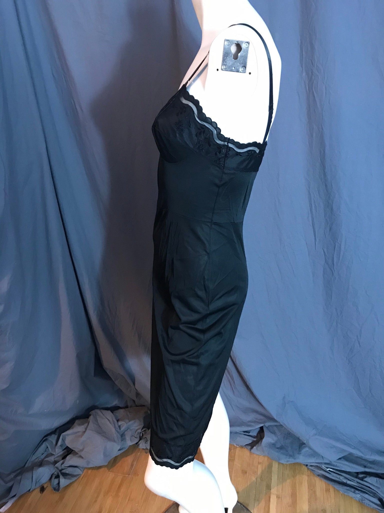 Vintage Warner’s Compli-fit, black slip 32 AVG