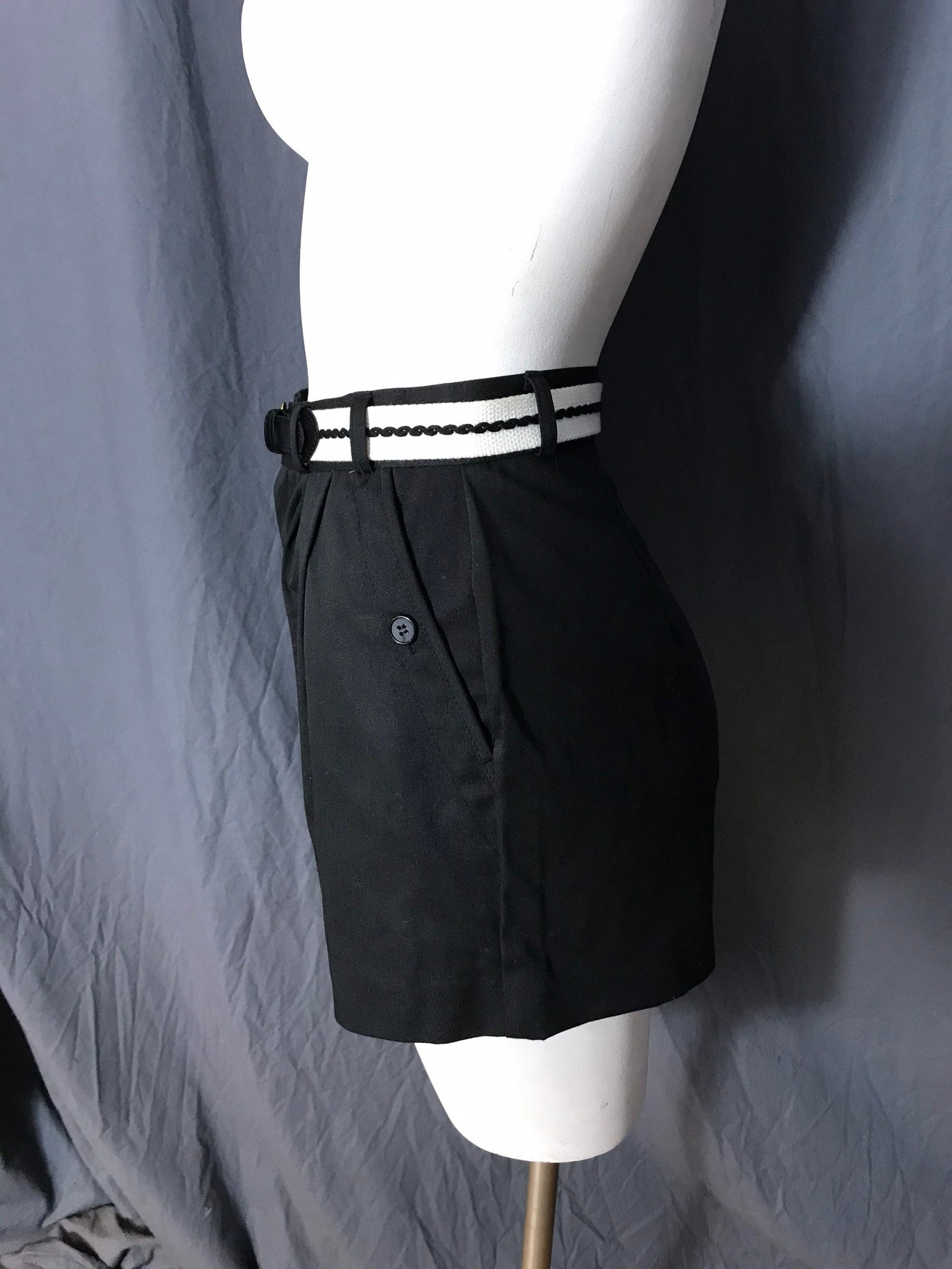 Vintage 1980’s black high waist shorts M