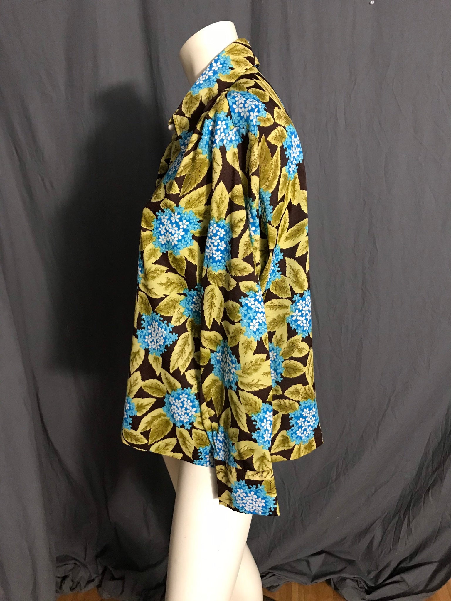 Vintage 1970’s women’s polyester tropical shirt 38 L