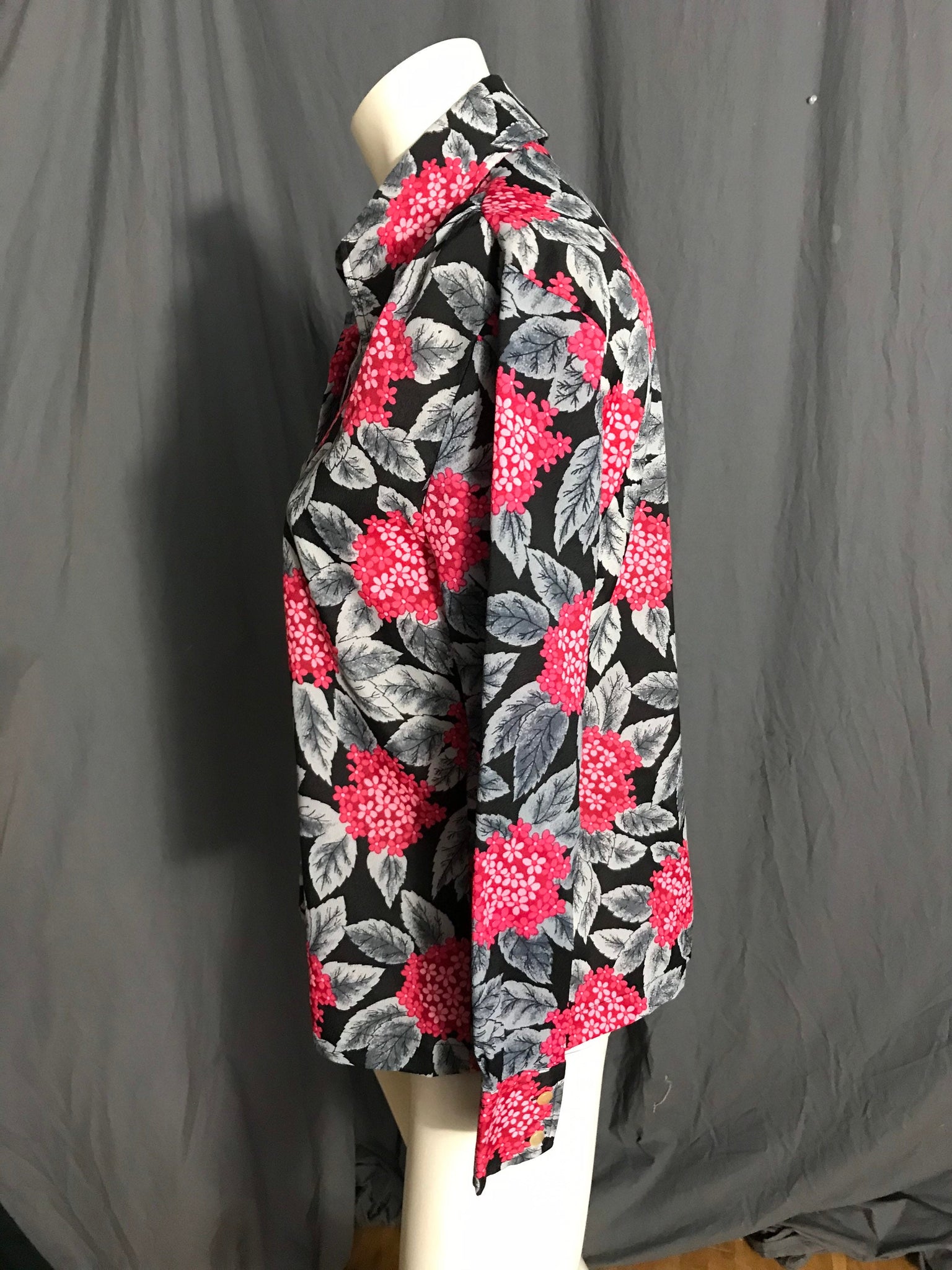 Vintage 1970’s women’s tropical butterfly collar shirt L