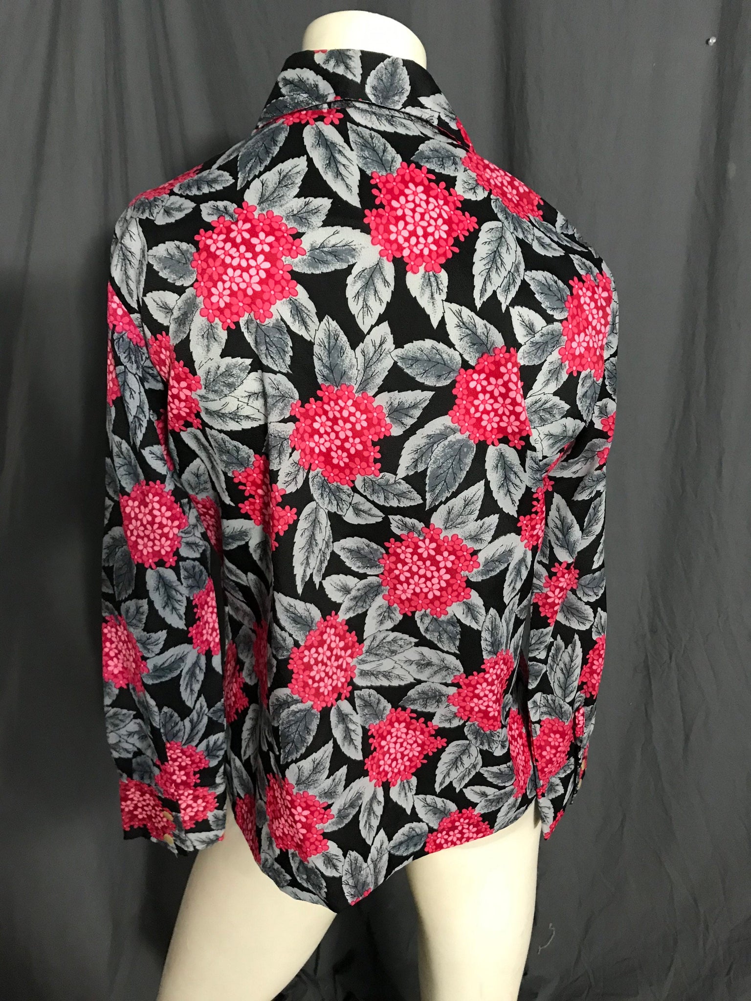 Vintage 1970’s women’s tropical butterfly collar shirt L