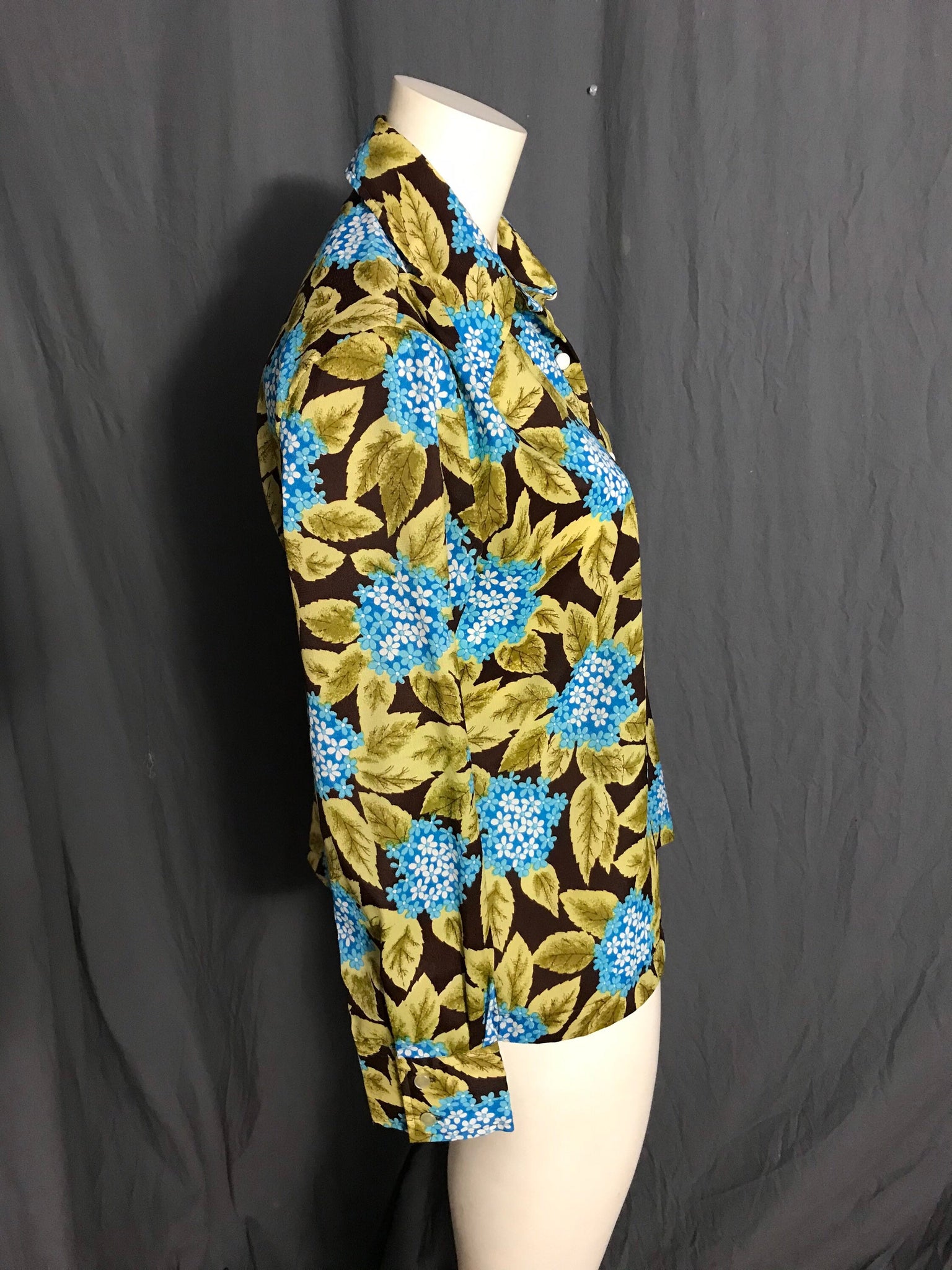 Vintage 1970’s women’s polyester tropical shirt 38 L