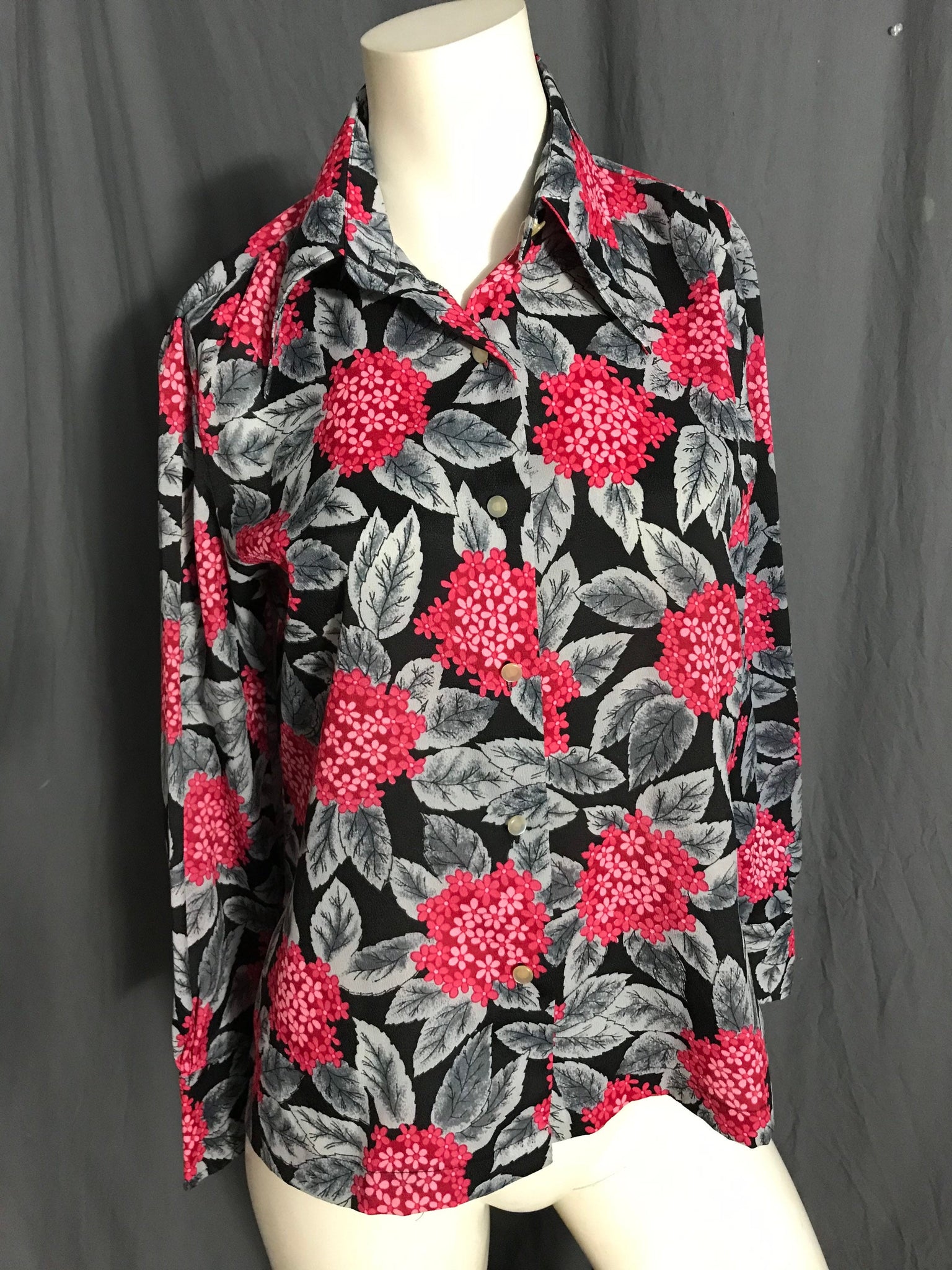 Vintage 1970’s women’s tropical butterfly collar shirt L