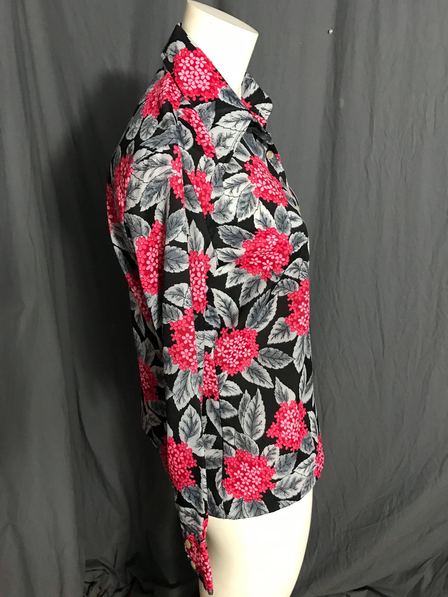 Vintage 1970’s women’s tropical butterfly collar shirt L