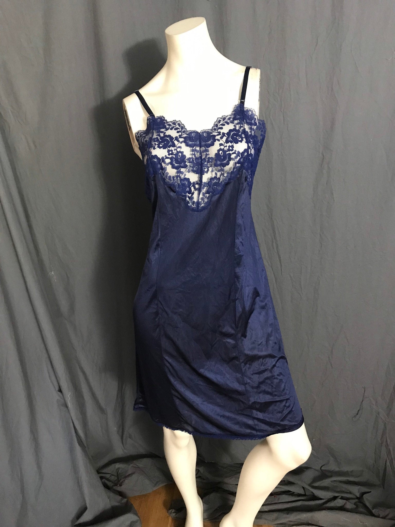 Vintage navy blue La Tendress full slip 32 lingerie M