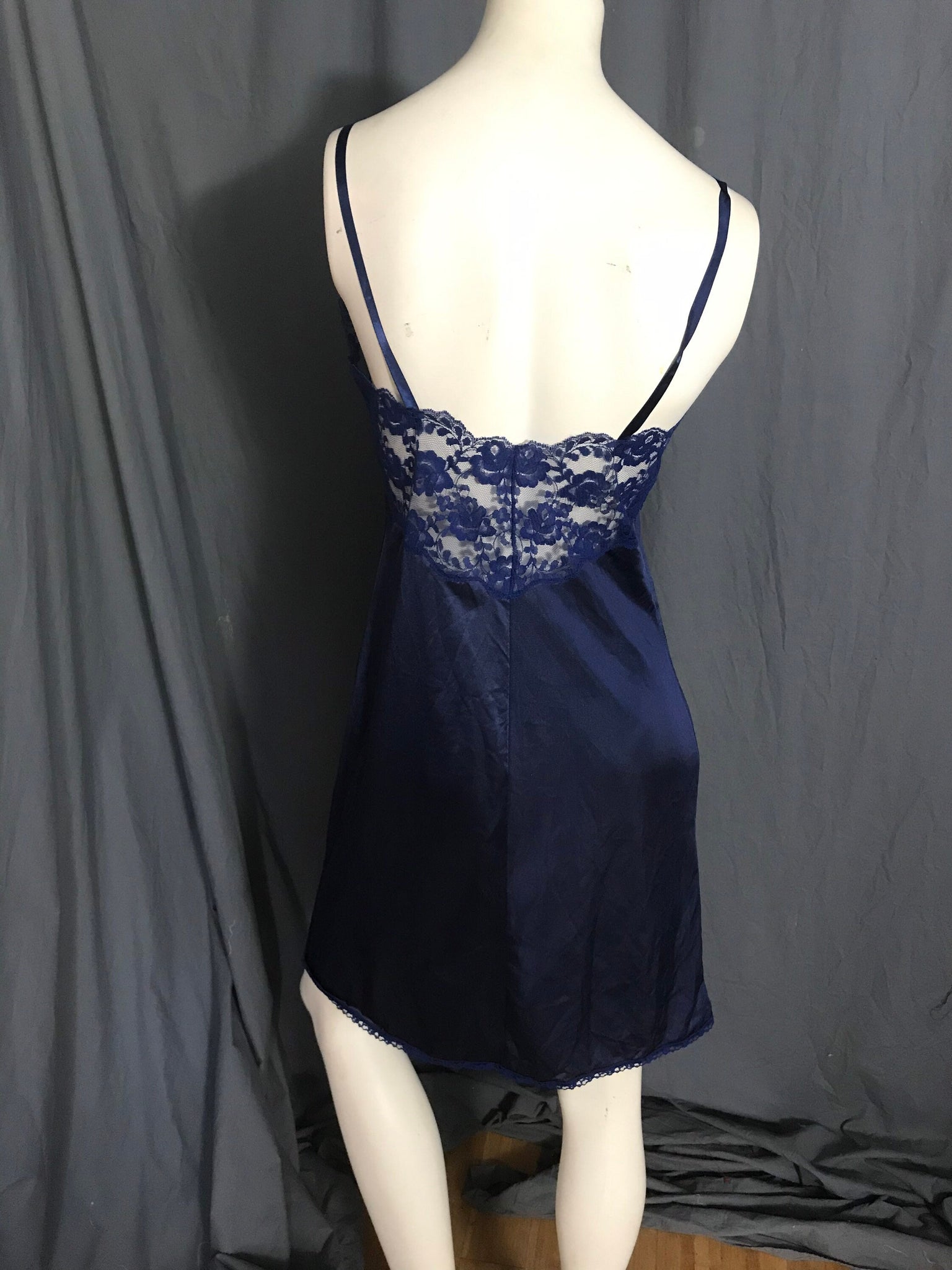 Vintage navy blue La Tendress full slip 32 lingerie M