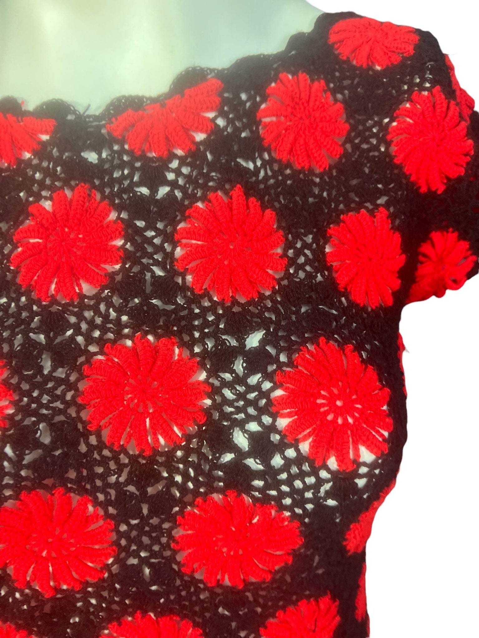 Vintage flower crochet top red and black M