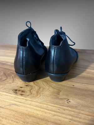 Vintage black short cut out boots 8