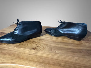 Vintage black short cut out boots 8