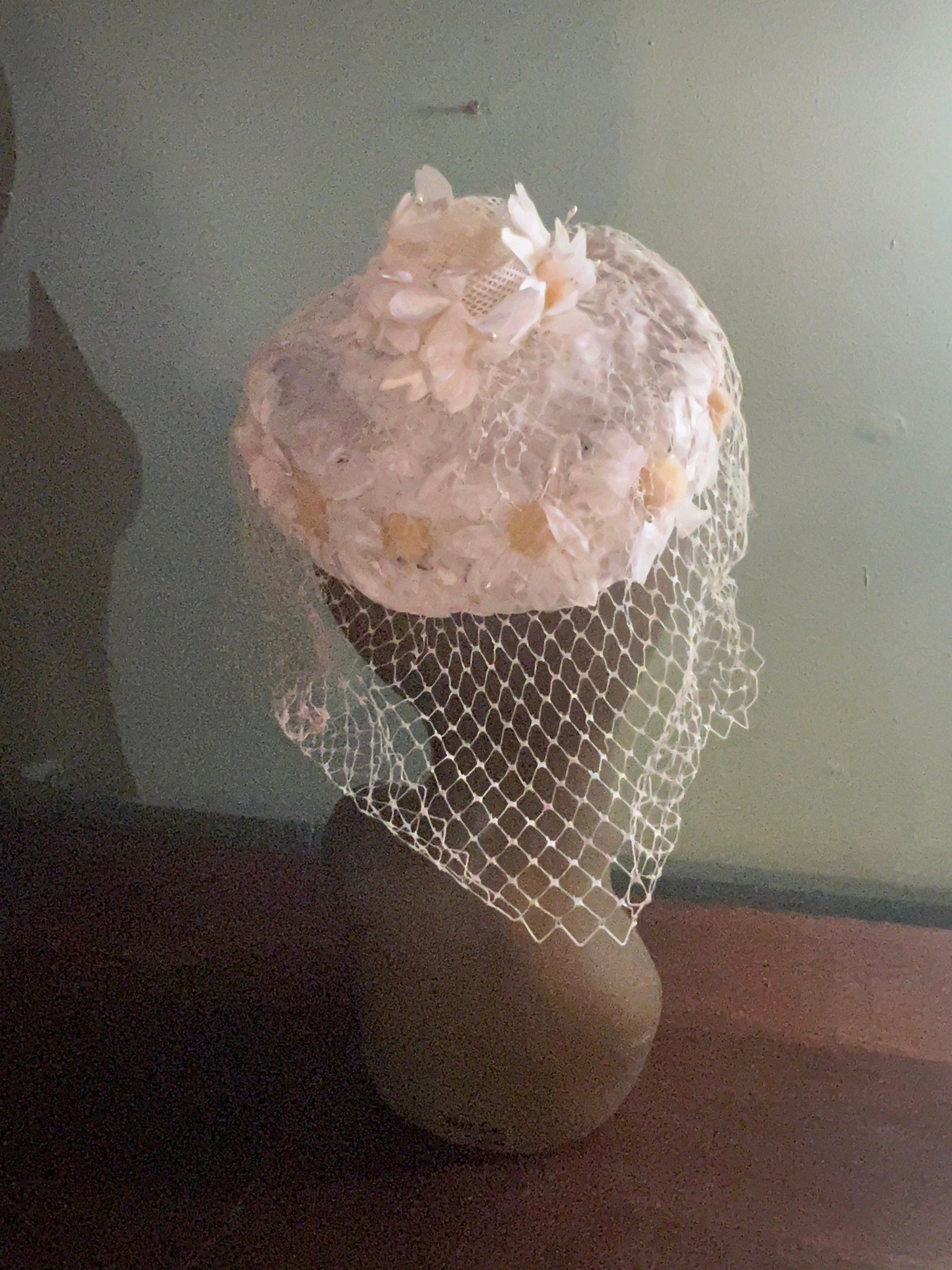 Vintage 60's daisy pillbox hat with net