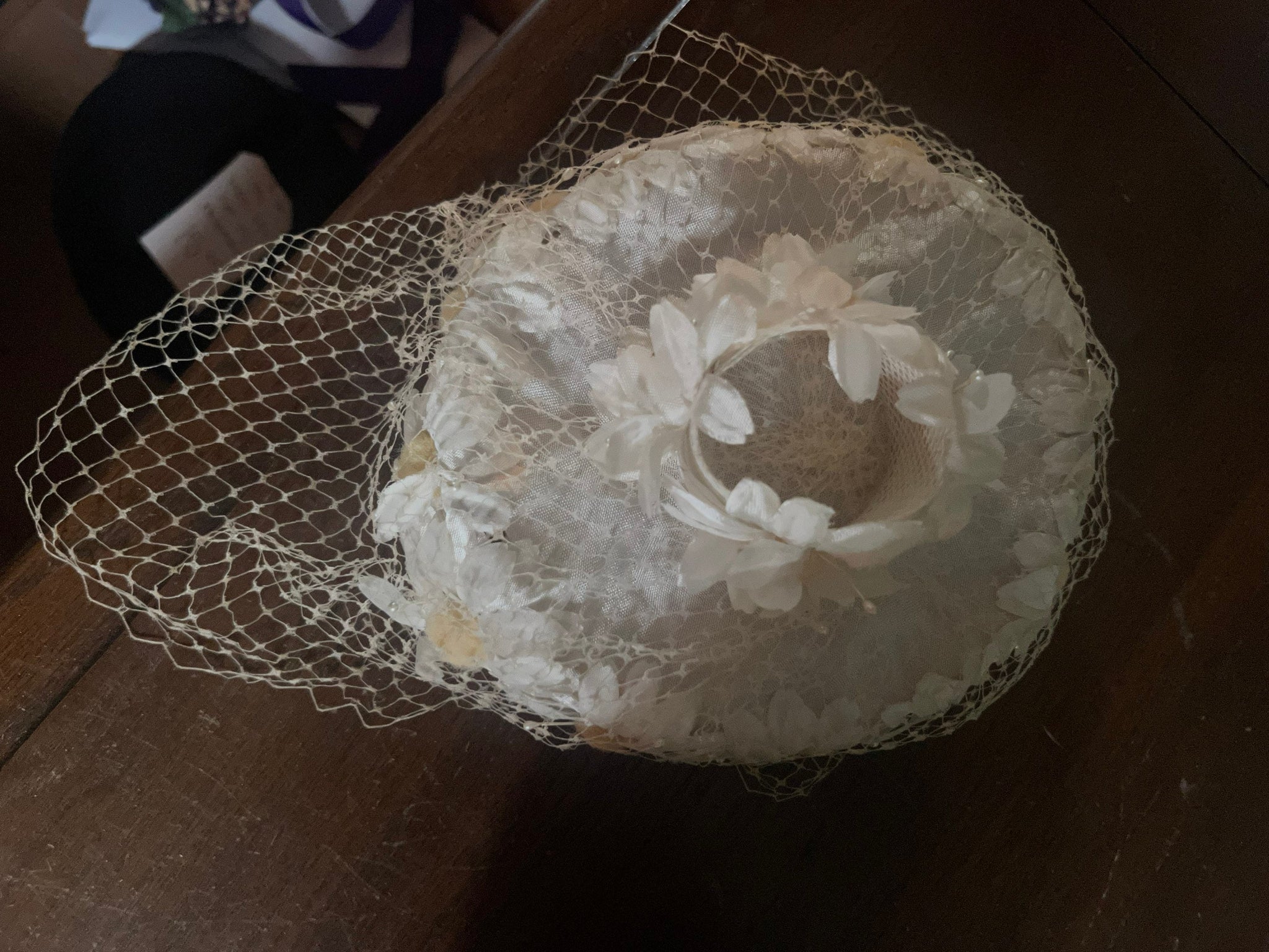 Vintage 60's daisy pillbox hat with net