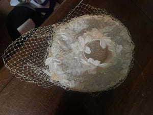 Vintage 60's daisy pillbox hat with net