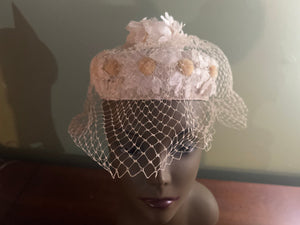 Vintage 60's daisy pillbox hat with net