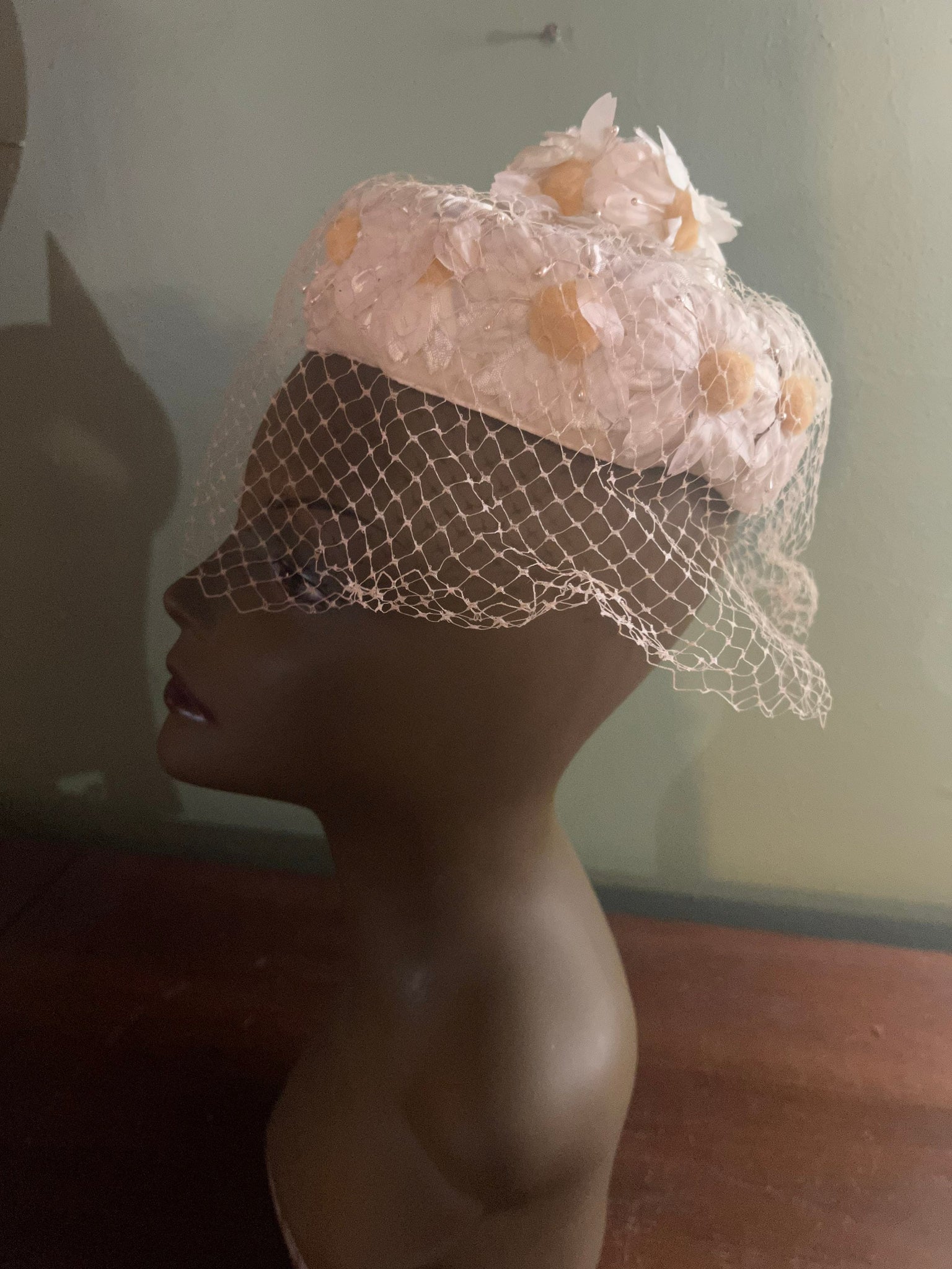 Vintage 60's daisy pillbox hat with net