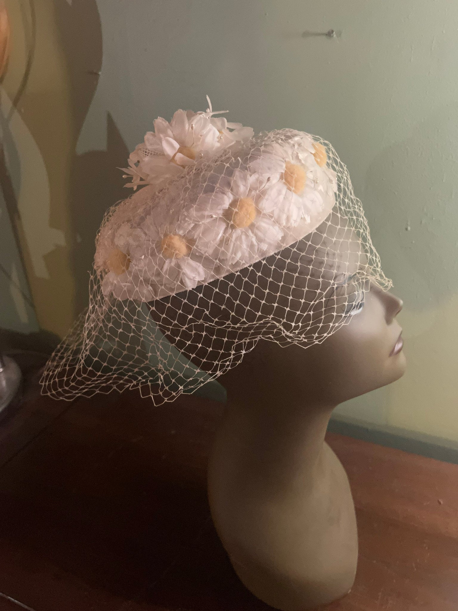 Vintage 60's daisy pillbox hat with net