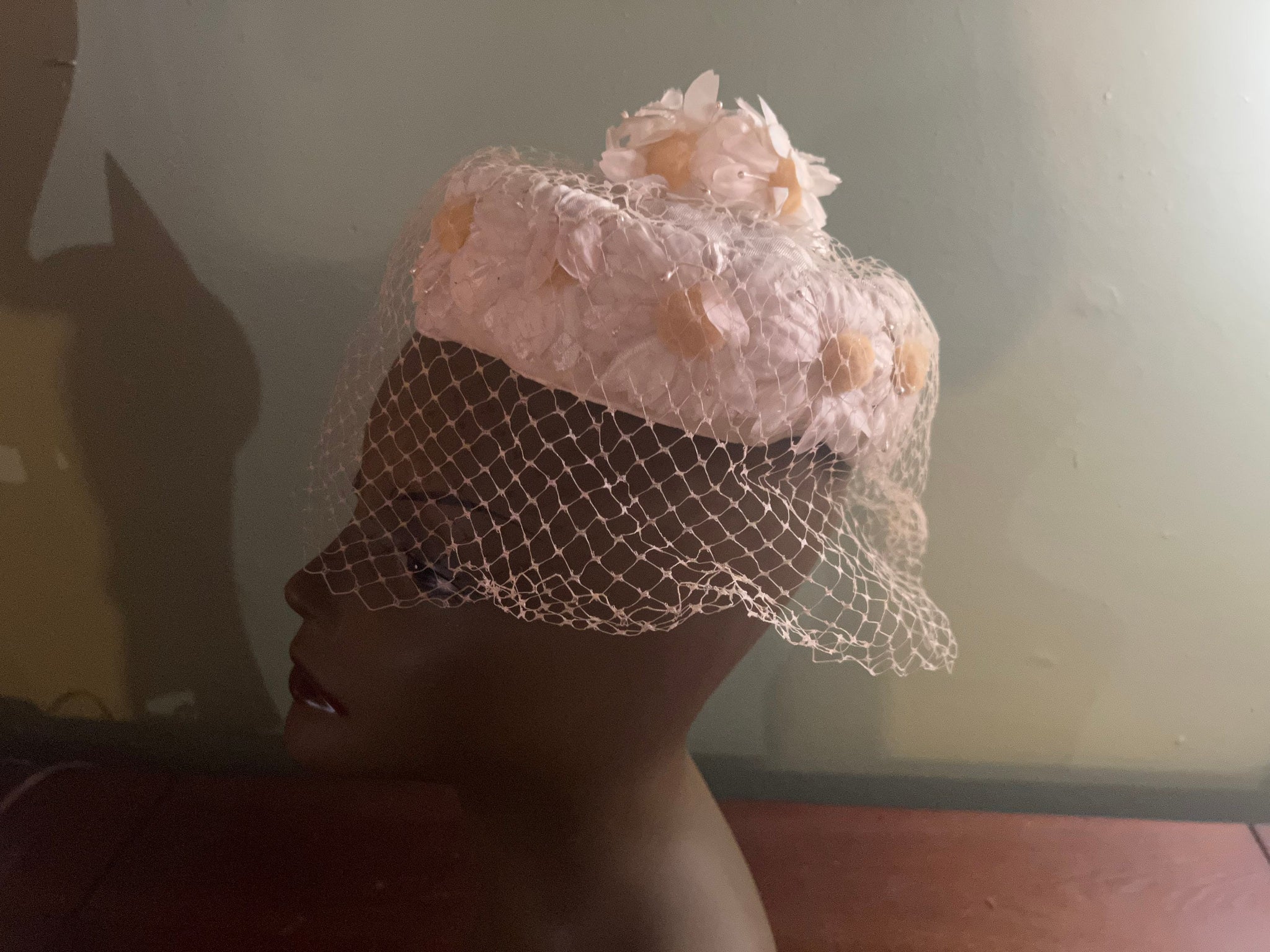 Vintage 60's daisy pillbox hat with net