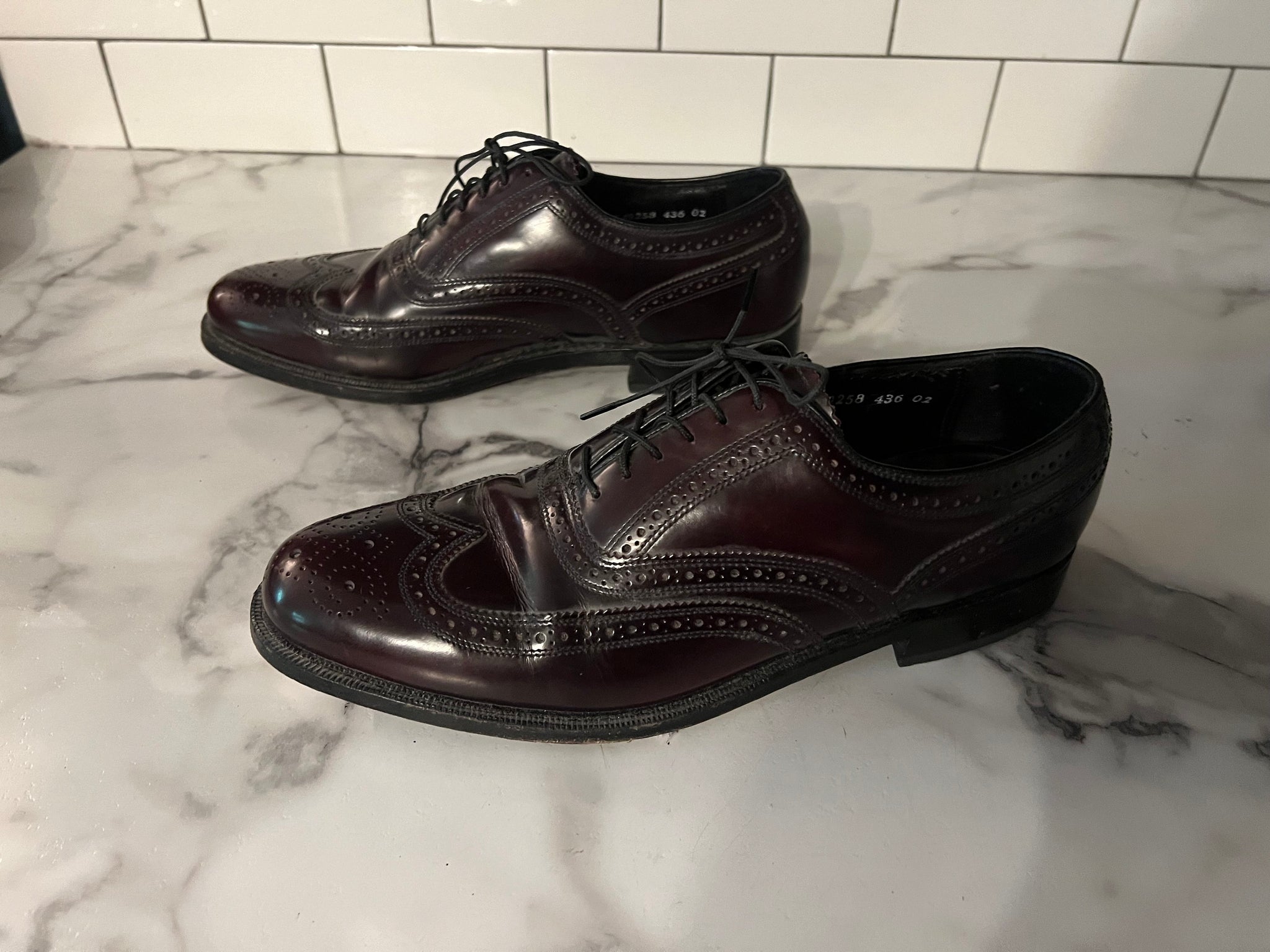 Vintage dark brown wingtips Florsheim 8.5 D