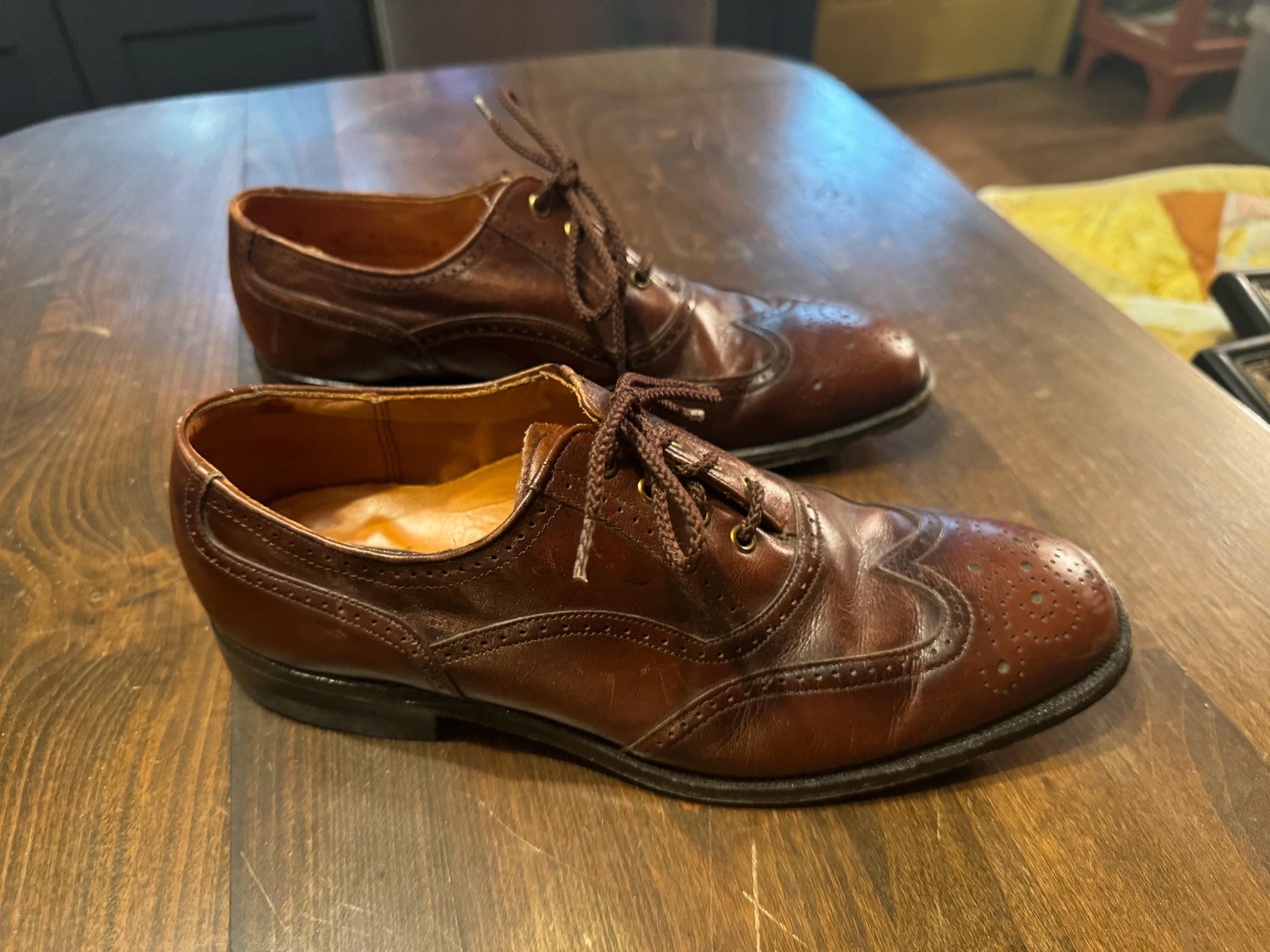 Vintage men's wingtip shoes 9 D American Gentleman