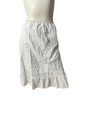 Vintage white cotton eyelet half slip M Garcrest