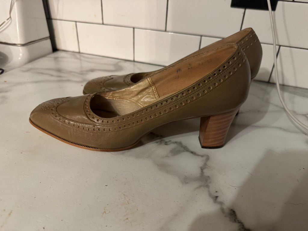 Vintage taupe 60's heels 9.5 AA Johansen
