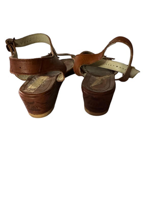 Vintage leather embossed sandals 5.5