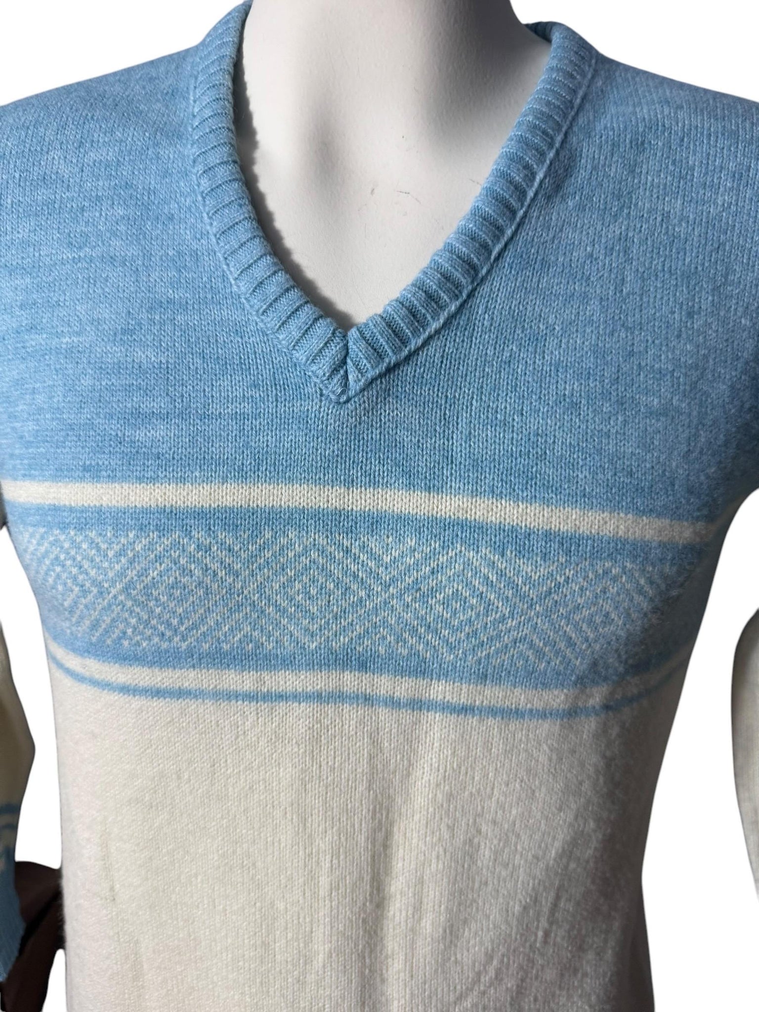 Vintage men's V neck lambs wool sweater M Puritan