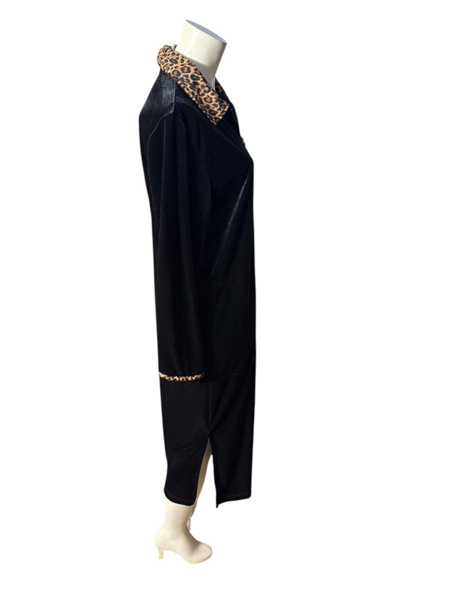 Vintage black leopard lounge robe M Amanda Stewart