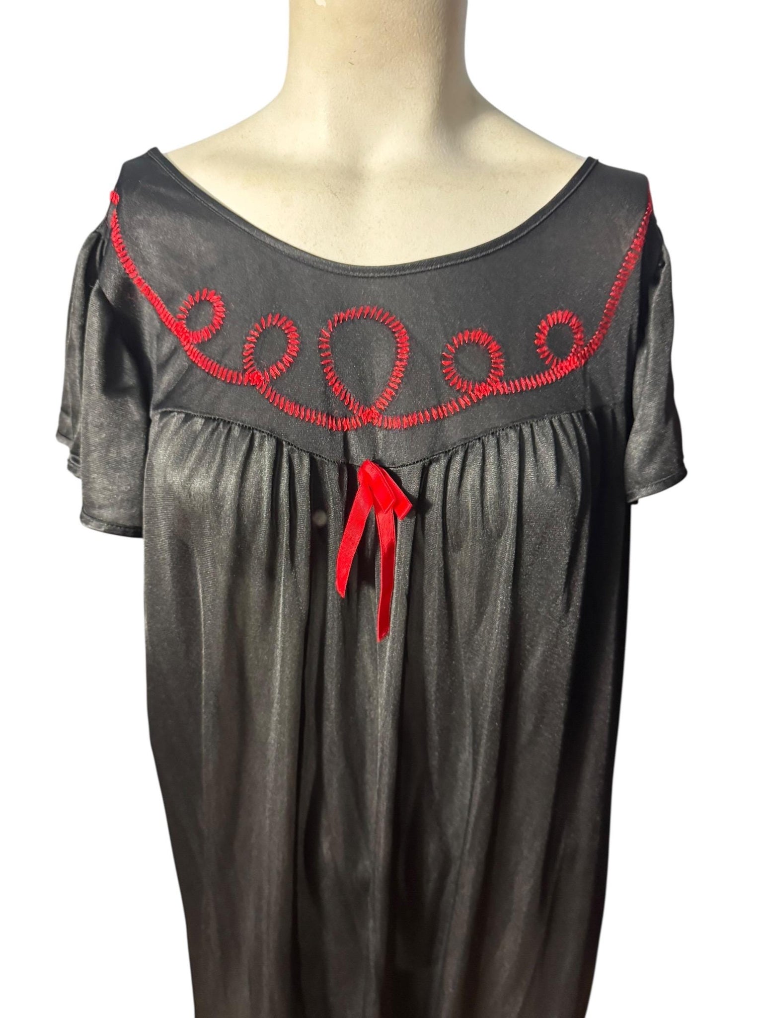 Vintage red & black nightgown L Correlations