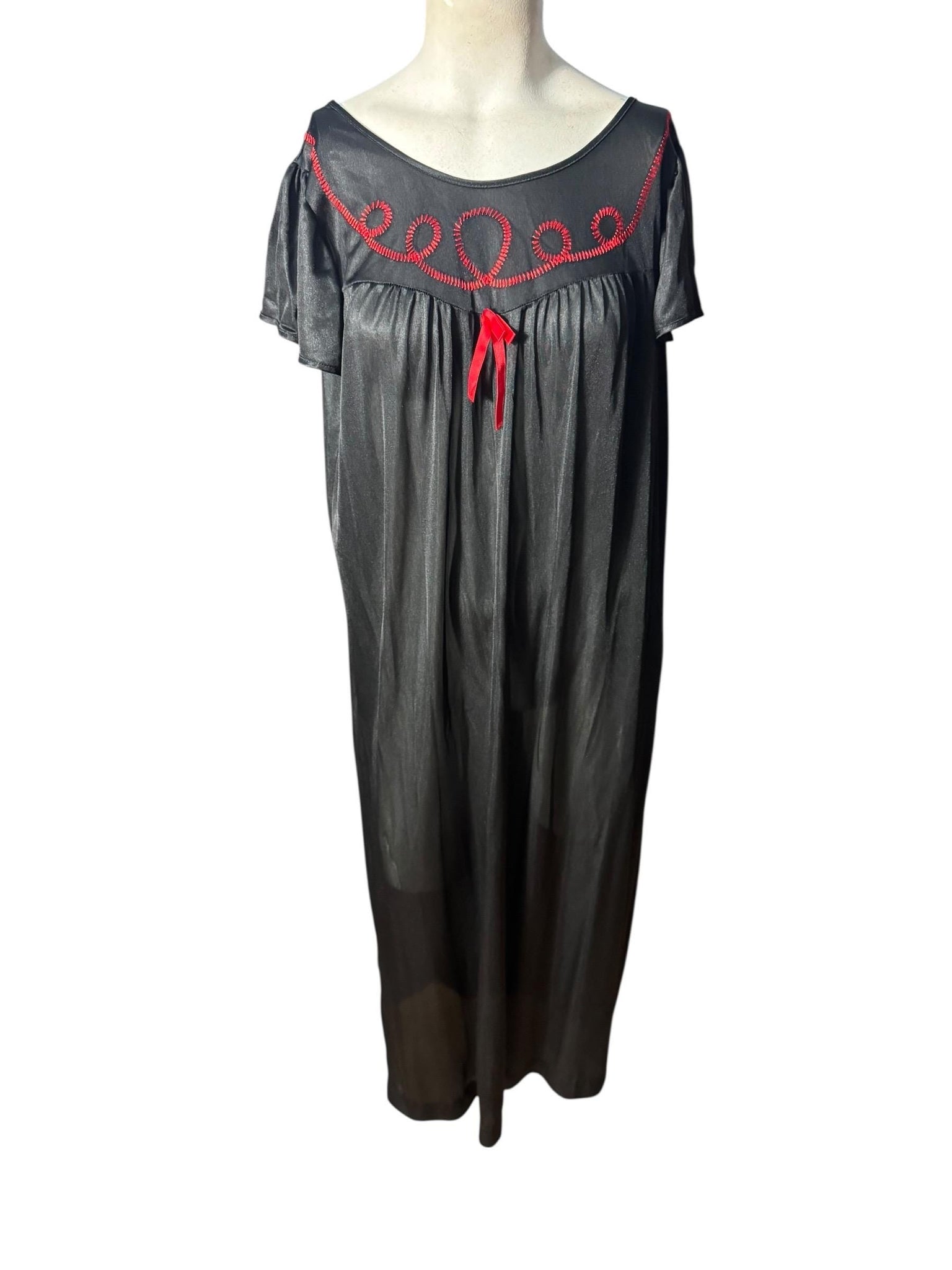 Vintage red & black nightgown L Correlations